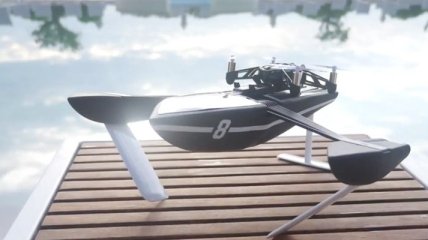 Представлен мини-дрон, способный передвигаться по воде (Видео)