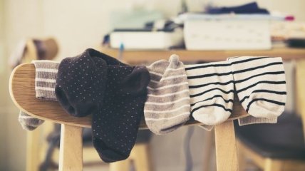 Чому у чоловіків є звичка розкидати шкарпетки
