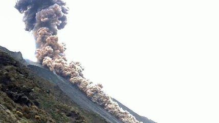 Вблизи Сицилии проснулся вулкан: появились фото и видео