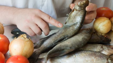 Чистка рыбы от чешуи