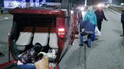BMW врезался в микроавтобус с пассажирами