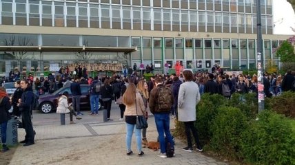 Студенты во Франции заблокировали университет