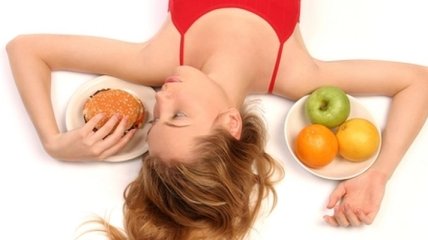 Специалисты рассказали, сколько лет жизни женщины тратят на диеты