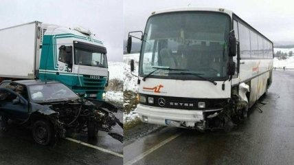 На Львовщине произошла страшная авария: столкнулись автобус и легковушка