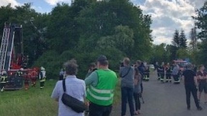 В Германии двухмоторный самолет с пассажирами застрял на дереве