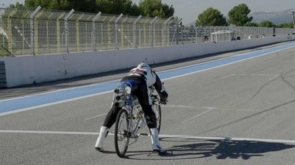 Реактивный велосипед против Ferrari (Видео)
