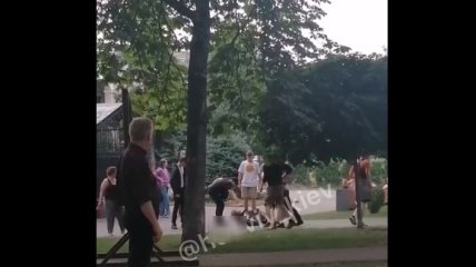 Догнали и толпой избили лежачего: на Контрактовой площади в Киеве произошла жестокая драка  (видео)