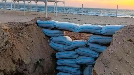 Окопы на пляжах в оккупированном Крыму