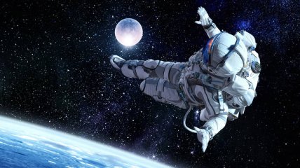 Космонавт у відкритому космосі