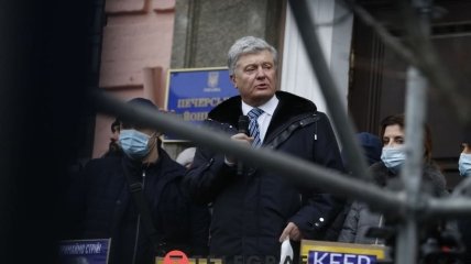 Петр Порошенко выступает перед сторонниками с крыльца Печерского райсуда Киева 17 января