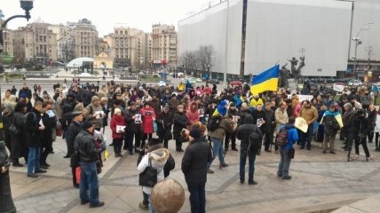 На Майдане люди почтили память погибших на Донбассе