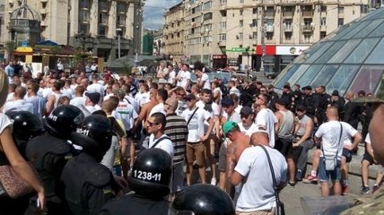 Киевская милиция предотвращает потасовки между футбольными фанатами