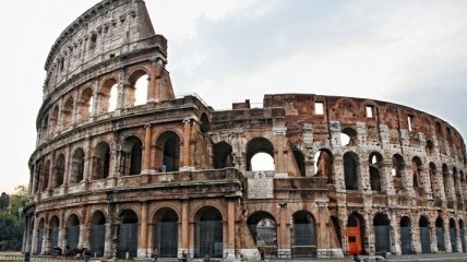 Две девушки в Риме пытались нацарапать на стенах Колизея свои инициалы