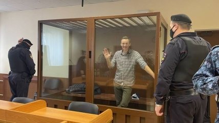 Не сроком единым: Навальному "влепили" штраф за клевету 