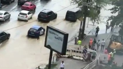 Каждый год одно и то же: на Лыбедской в Киеве новый потоп (видео)