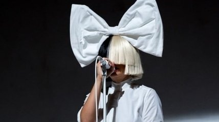 Певица Sia шокировала лицом без макияжа