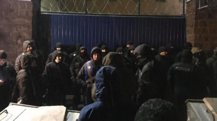 Активисты заблокировали мусорными баками выезды из Лукьяновского СИЗО