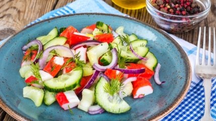 Крабовый салат с пикантными нотками
