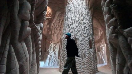 25 лет в пещерах: Скульптор в одиночку вырезал собственный мир из скалы (Фото)