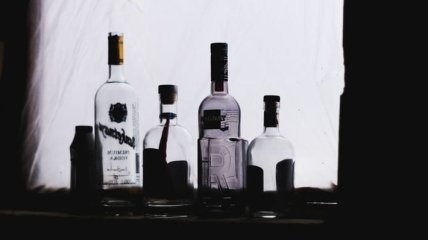 Спиртовая схема: В Ровно раскрыли нелегальную группировку по сбыту алкоголя