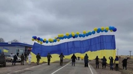 Активисты запустили в оккупированный Крым огромный украинский флаг (фото)