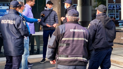 На фото — постраждалі журналіст (в окулярах) і оператор (у синій куртці і чорній кепці) програми "Схеми"