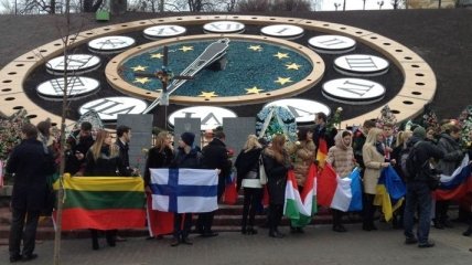 В Киеве европейские активисты почтили память Героев Небесной Сотни