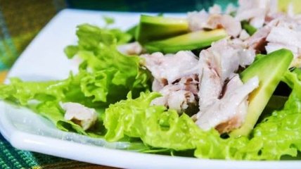 Рецепт дня: теплый салат с курицей и кабачками