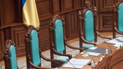 Депутаты просят КС оценить конституционность языкового закона  