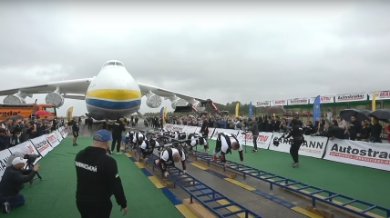 Украинские стронгмены сдвинули с места АН-225 "Мрия"