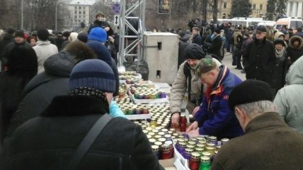 В Киеве проходит панихида по погибшим Героями Небесной Сотни