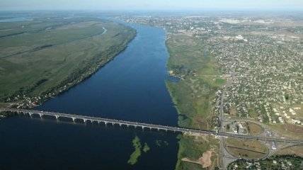 Протяжність Антонівського мосту перевищує 1300 метрів