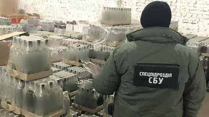 В Ровно обнаружили склад с алкосуррогатом (Видео)