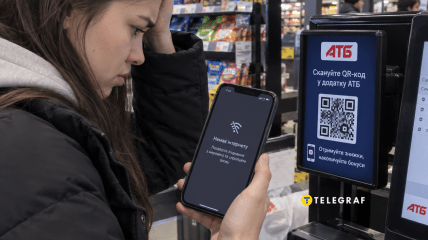 Девушка пытается просканировать QR-код