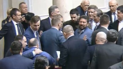 В Раде депутаты заблокировали трибуну и устроили "потасовку"