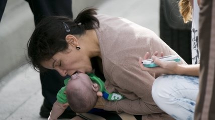 Женщина спасла малыша от удушья
