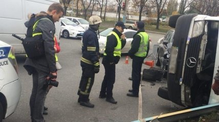 ДТП в Киеве: столкнулись джип и микроавтобус