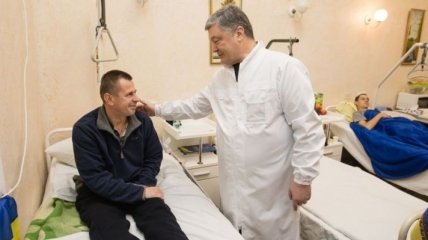 Президент в госпитале поздравил освобожденных военных с Новым годом