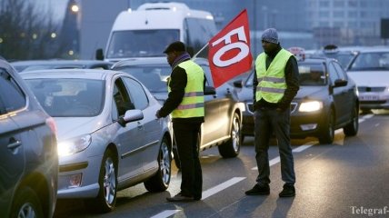 Забастовка в Париже: таксисты перекрывают дороги и жгут шины 
