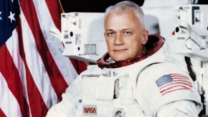 Умер астронавт Брюс МакКэндлес, который первым вышел в космос без страховки 
