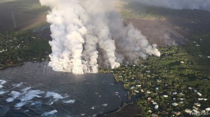 На Гавайях вулкан уничтожил курортный залив Капохо (Видео)