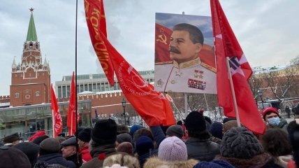 Москва вернулась в прошлый век: под Кремль пришла толпа людей с портретами Сталина и флагами СССР (фото, видео)