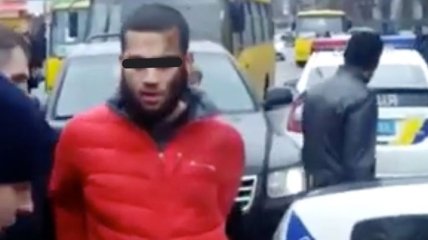 В Киеве водитель при задержании покусал полицейского