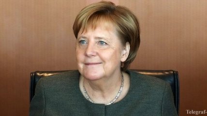 В строгом серо-зеленом жакете: Ангела Меркель на заседании кабмина Германии 