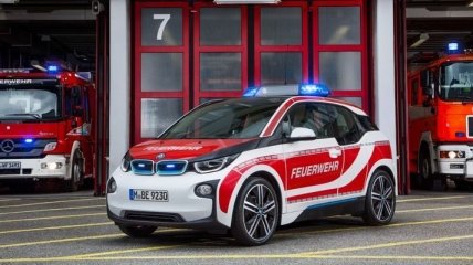 BMW показал обновленную пожарную версию электрокара i3