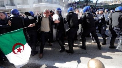 Антиправительственные протесты в Алжире: Около 200 человек пострадали 