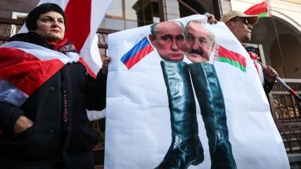 "Против сдачи России Беларуси": в Киеве сожгли портрет Путина и российский флаг