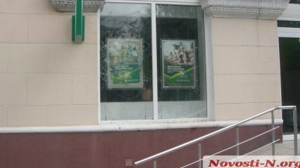 В окно банка в Николаеве бросили бутылку с маслянистым веществом