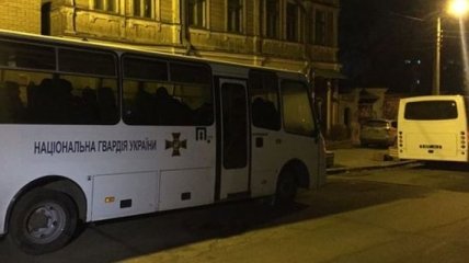 К Сомоленскому райсуду приехали автобусы с нацгвардейцами