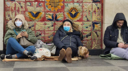 Кияни ховаються від обстрілів у метро на початку повномасштабного вторгнення рф